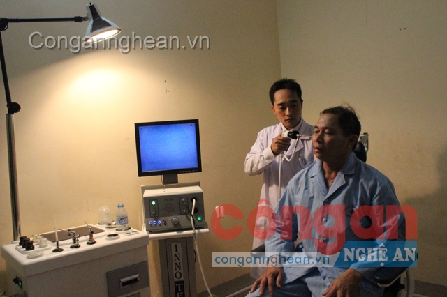 Bác sĩ tại Bệnh viện Công an tỉnh khám sức khoẻ cho bệnh nhân