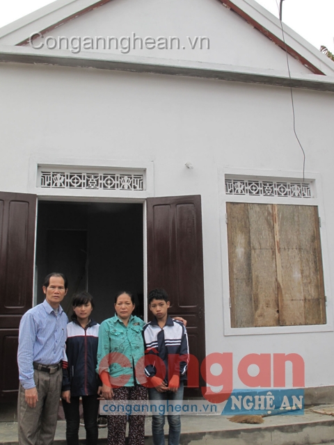 Mẹ con bà Minh cùng tác giả trước ngôi nhà mới