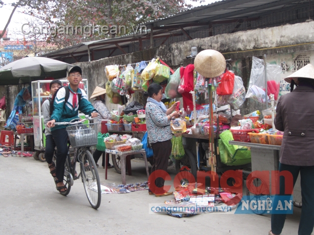 Hàng rong 'bủa vây' cổng trường