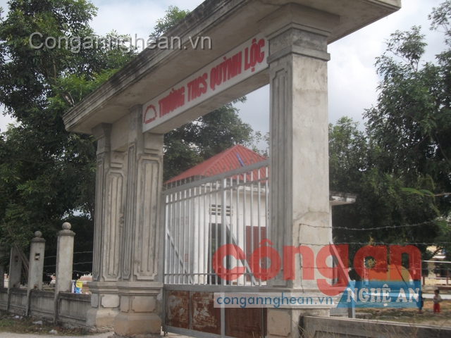 Tường bao là dây thép gai