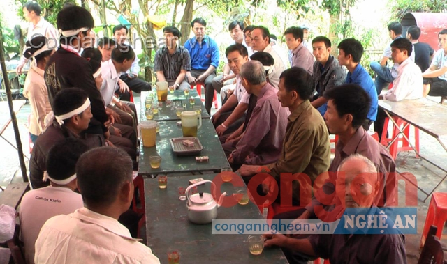 Chính quyền địa phương và đông đảo người dân đến chia buồn với gia đình em Hợi