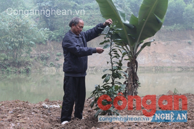 Cựu chiến binh Lê Tài Chất bên trang trại do mình gây dựng