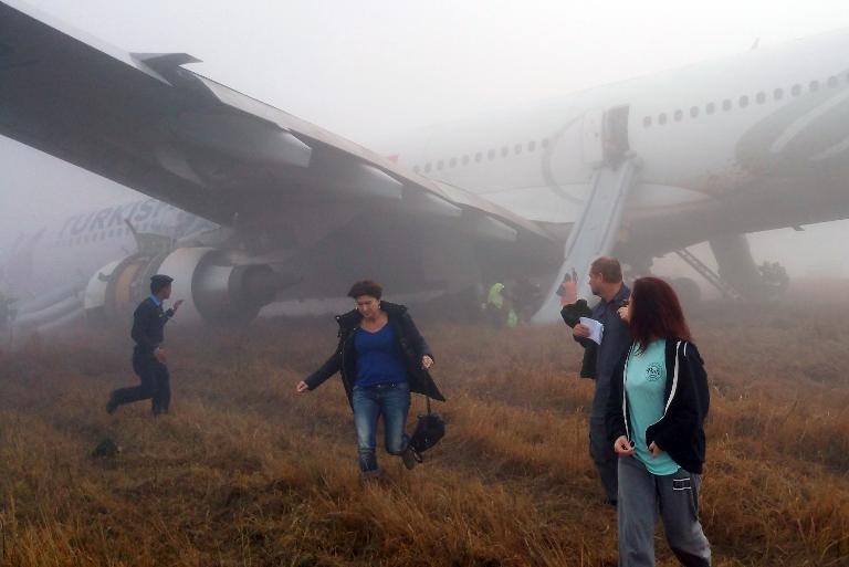 Hành khách vội vã rời khỏi máy bay của hãng Turkish Airlines bị trượt khỏi đường băng khi hạ cánh xuống sân bay ở Thủ đô Kathmandu, Nepal
