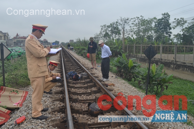 Tàu đâm xe máy 2 người thương vong