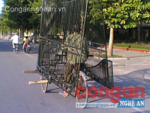 Xích lô ngang nhiên vi phạm ATGT