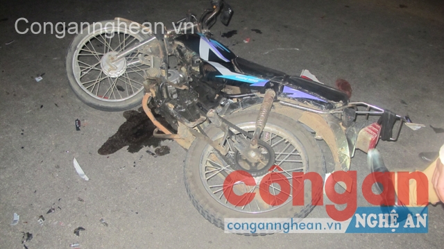 Do lực đâm quá mạnh, làm 2 người tử vong, 4 người bị thương nặng, 2 xe máy bị nát bét phần đầu