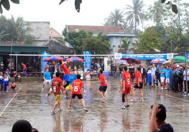 Thi đấu bóng chuyền một trong những hoạt động của lê hội