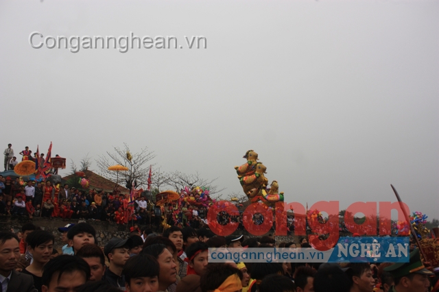 Rất đông người dân đến xem lễ hội