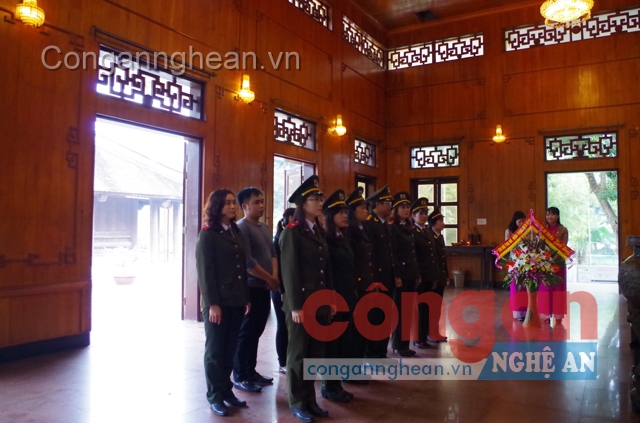 Đoàn dâng hoa, dâng hương tại Khu di tích Kim Liên