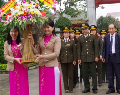 Dâng hoa, dâng hương tại Khu di tích Kim Liên