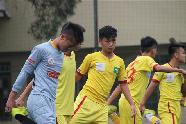 Các cầu thủ U19 SLNA luyện tập sãn sàng cho trận đấu chiều nay