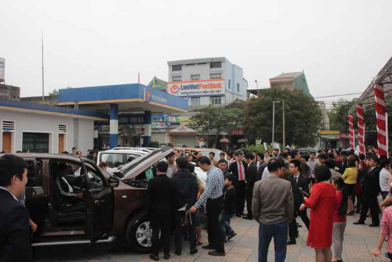 Nissan Vinh ra mắt xe bán tải hiện đại, giá 'mềm'