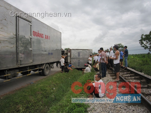 Tàu SE8 suýt đâm vào ôtô tải