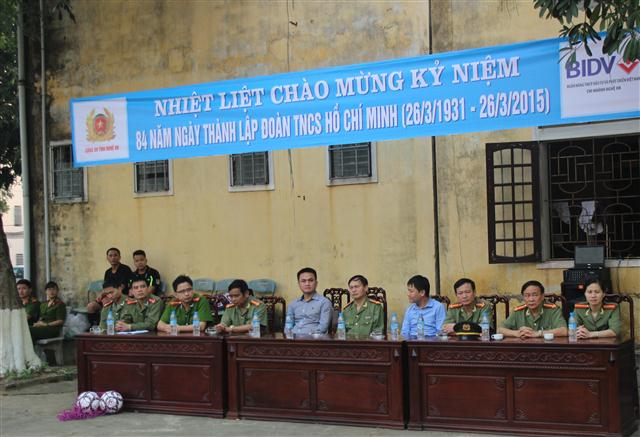 Các đại biểu tham dự lễ khai mạc