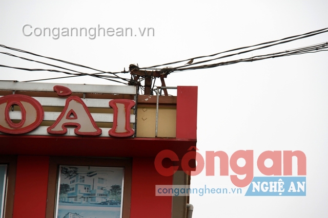 Trên tầng 3 ngôi nhà này còn mọc lên một trụ điện gây mất an toàn lưới điện
