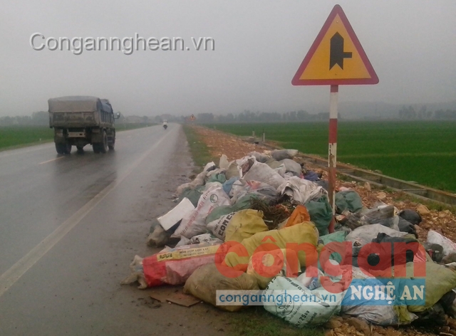 'Bãi rác' tràn ra cả quốc lộ