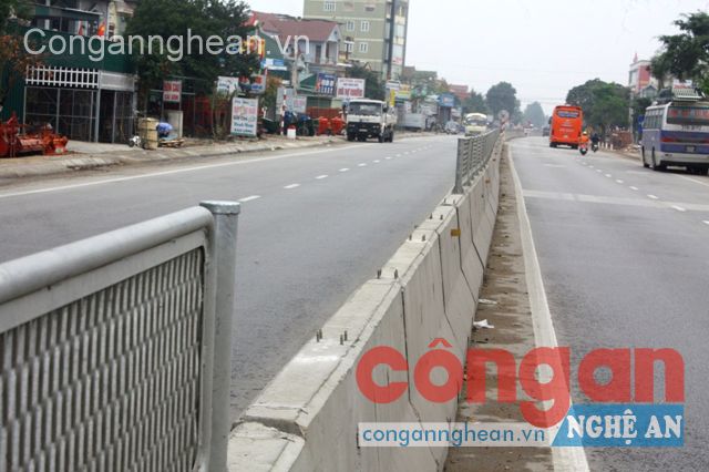 Xử lý nghiêm tình trạng phá hoại dải phân cách trên Quốc lộ 1A