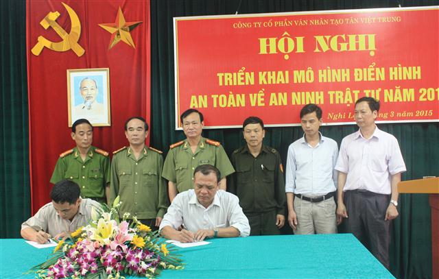 Đại diện các phòng, ban Công an tỉnh và Công ty chứng kiến lễ ký cam kết thực hiện