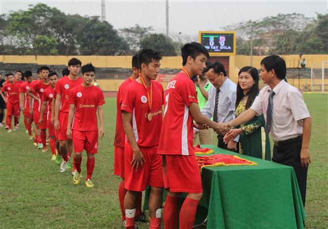 Ban tổ chức Trao giải 3 cho đội U19 Viettel