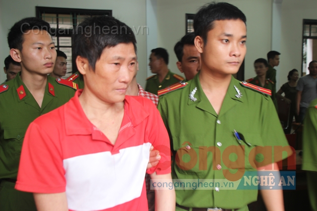 Lực lượng công an dẫn giải bị cáo