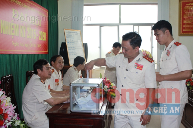 Bỏ phiếu bầu BCH Đảng bộ nhiệm kỳ 2015 - 2020