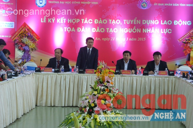 Đồng chí Hồ Đức Phớc, Bí thư Tỉnh ủy (đứng) chủ trì buổi tọa đàm