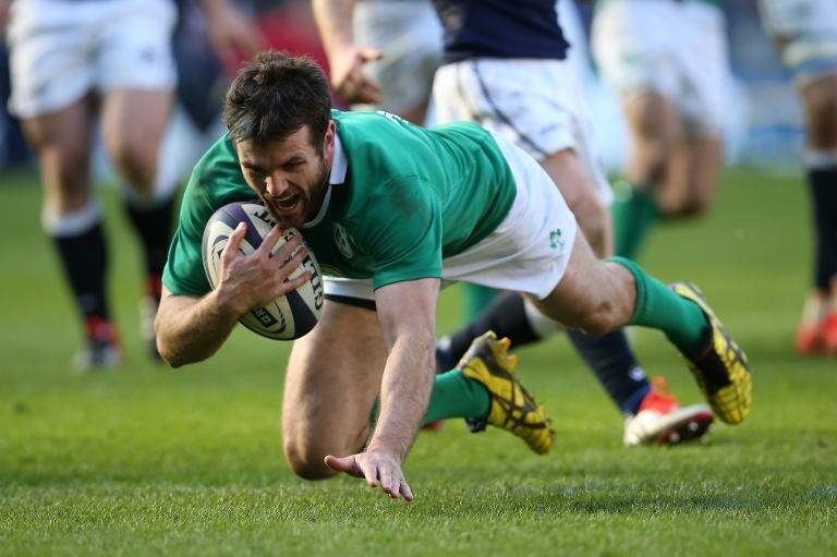 Cầu thủ Jared Payne của Ireland ghi điểm trong trận đấu bóng bầu dục giữa Scotland và Ireland tại SVĐ Murrayfield ở Thủ đô Edinburgh, Scotland