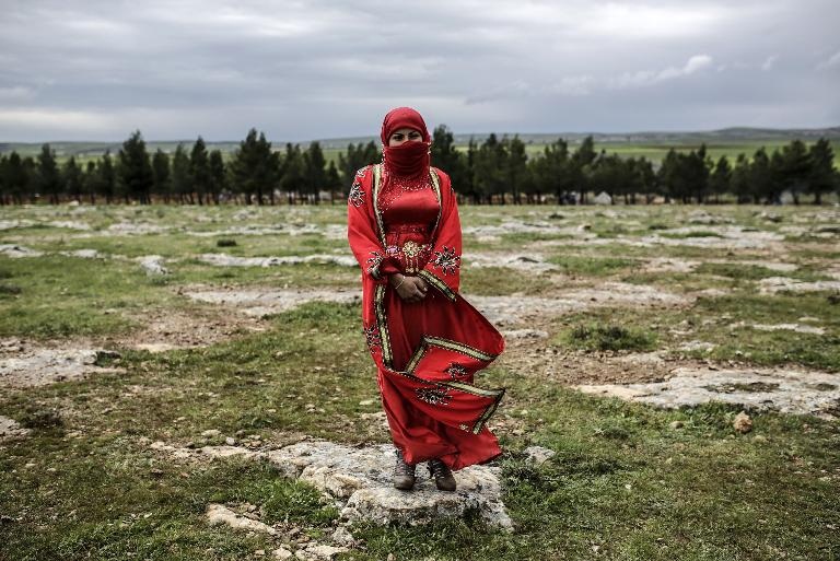 Một phụ nữ Syria người Kurd trên đồi Mistanur trong dịp mừng năm mới của người Kurd