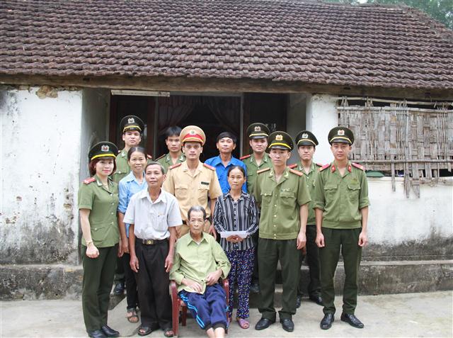 Tặng quà cho các gia đình có hoàn cảnh khó khăn
