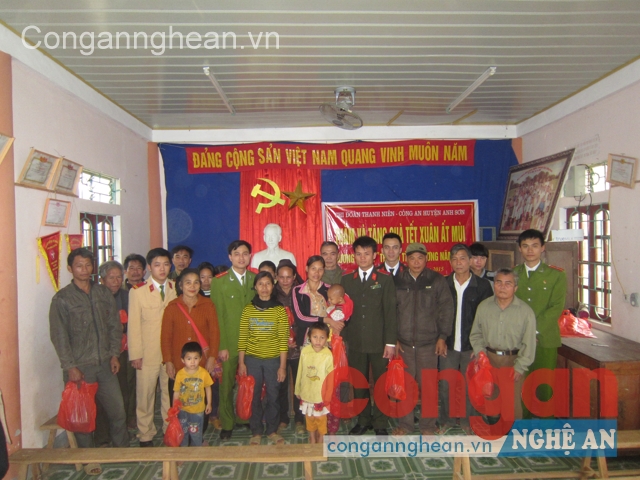 Xung kích trong phong trào 'Vì dân phục vụ'