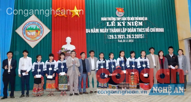 Trao học bổng quỹ 'Thắp sáng ước mơ'