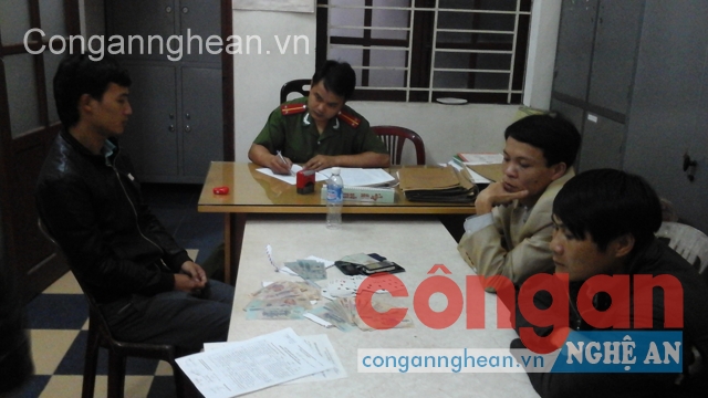 Bắt 3 đối tượng đánh bạc
