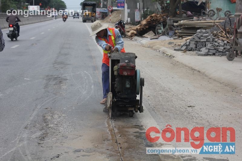 Công nhân đang cắt mặt đường để khắc phục