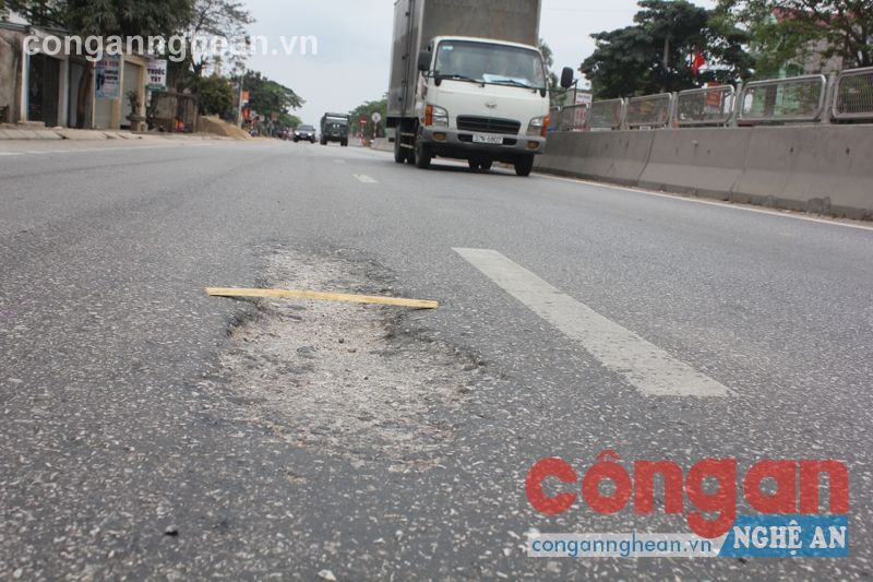 Những vết bong tróc trên QL1A