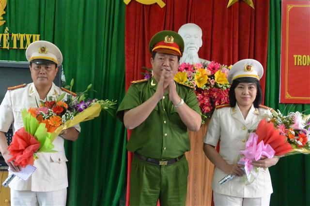 Lãnh đạo phòng biểu dương và trao phần thưởng cho các cá nhân có thành tích xuất sắt