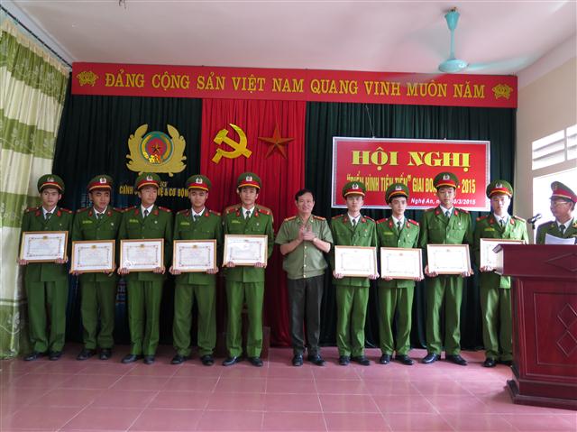 9 cá nhân được Bộ tư lệnh CSCĐ tặng Giấy khen vì đã có thành tích xuất sắc trong TTKS, kịp thời phát hiện bắt giữ các đối tượng phạm pháp hình sự nguy hiểm, góp phần đảm bảo ANTT trên địa bàn