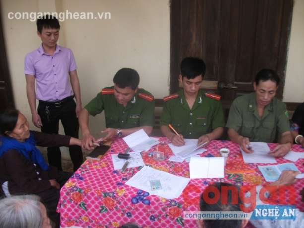 Tận tình làm CMND cho bệnh nhân phong