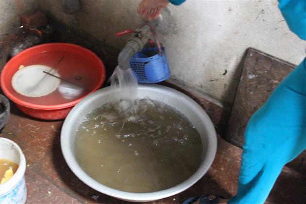 Người dân đang phải sống chung với nước bẩn