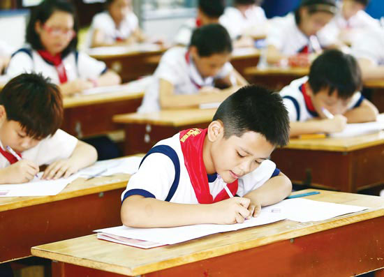 Cấm thi vào lớp 6, nhà trường lúng túng, phụ huynh hoang mang