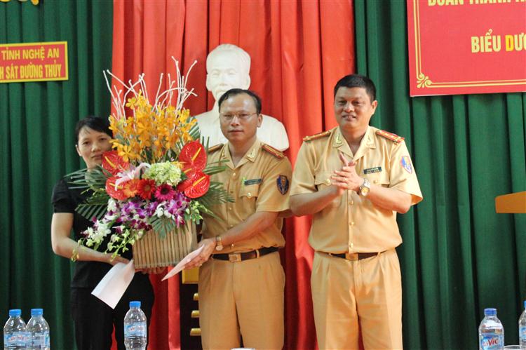 Biểu dương 2 cá nhân có thành tích xuất sắc tại hội nghị