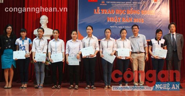 Trao 98 suất học bổng SOSHI cho học sinh THPT