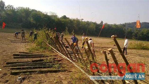 Dân đóng cọc tre chắn tàu khai thác cát
