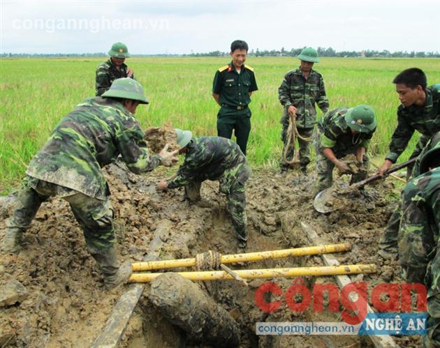 Lực lượng công binh đang thu gom bom, mìn tại các khu vực bị ô nhiễm