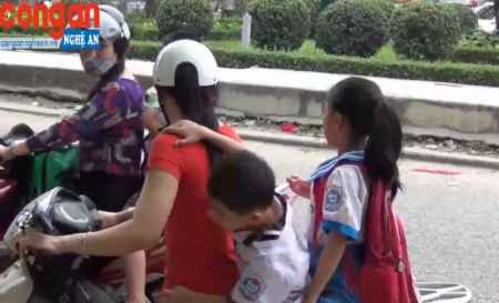 Nhiều phụ huynh không đội mũ bảo hiểm cho con