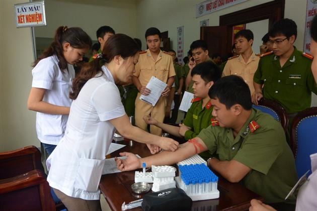 Lấy mẫu xét nghiệm hiến máu