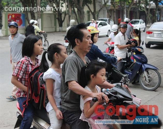 'Đội mũ cho con, trọn tình cha mẹ'