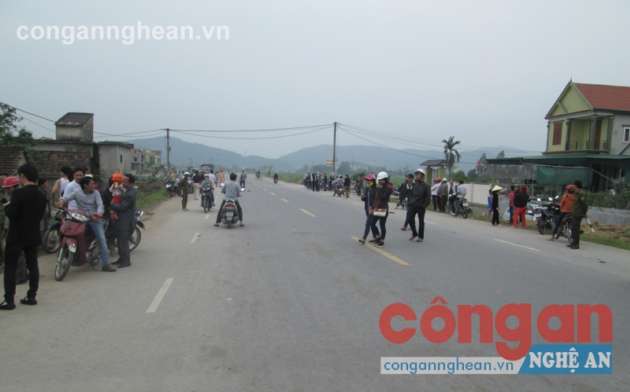 Đoạn đường này khá vắng vẻ nên nhiều xe chạy nhanh