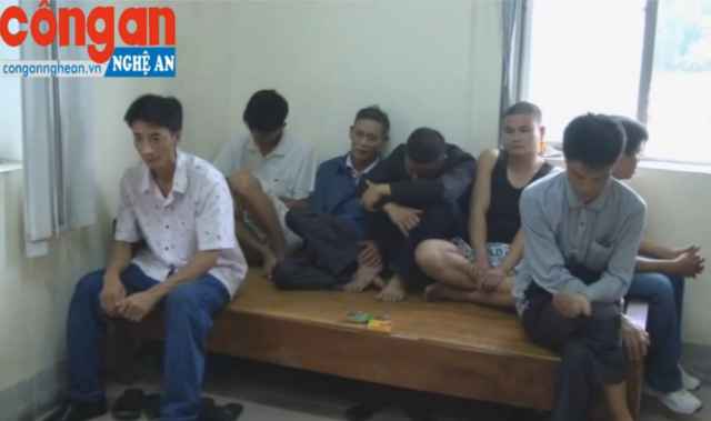 7 con bạc đang chơi 'liêng' thì bị bắt