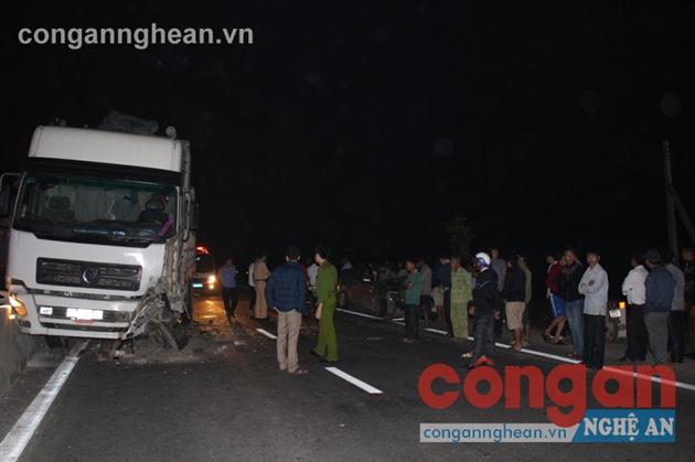 Ôtô đấu đầu, 4 người thương vong