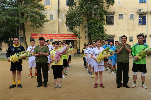 Lãnh đạo Phòng PV11, PV22 trao hoa lưu niệm cho các đội thi đấu